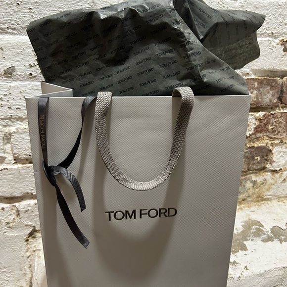 Tom Ford bag, tissue paper and ribbon in gray and black. 
So chic! - Picture 7 of 8
